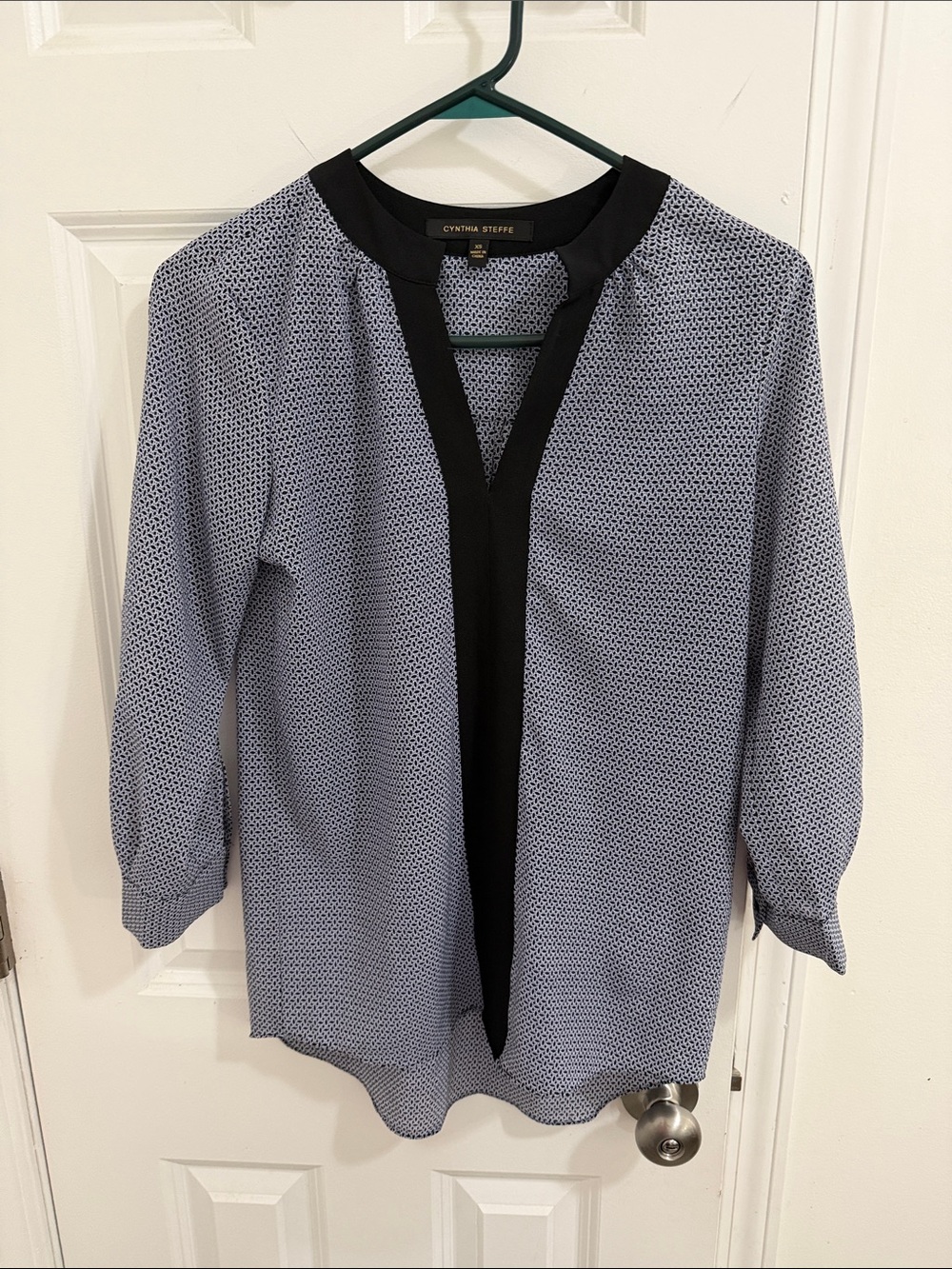 Cynthia Steffe Navy Micro-Print Tunic with Black V-Placket Size XS